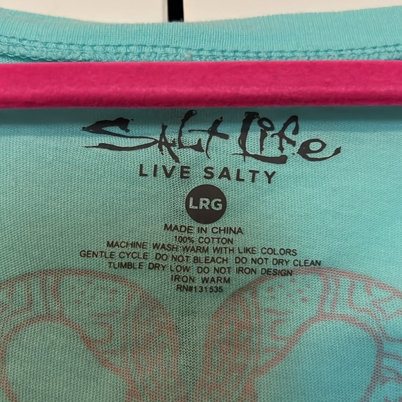 ☀️🌊 Salt Life tee. Double flamingo on back. So cute and lightweight. - Picture 5 of 5